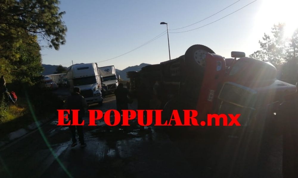 Volcadura de tráiler en la autopista Puebla-Orizaba, causando el cierre parcial de la vialidad