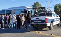 Autobús embiste a ciclista; vecinos detienen al conductor