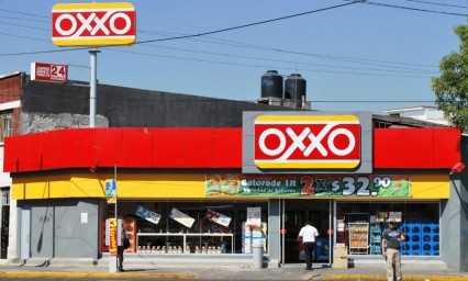 Muere hombre en Oxxo de Camino Real