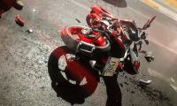 Motociclista resulta herida por choque con automóvil