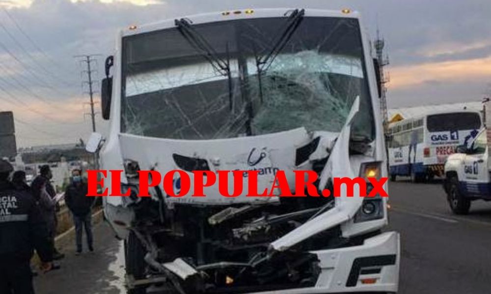 Tráiler y autobús de transporte de personal chocan y dejan ocho lesionados en Cuautlancingo