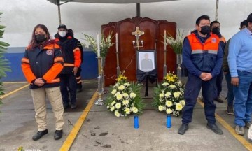 Los policías municipales cuidan que la población cumpla con las medidas sanitarias.