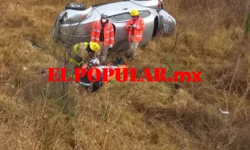 Volcadura en Periférico deja un herido