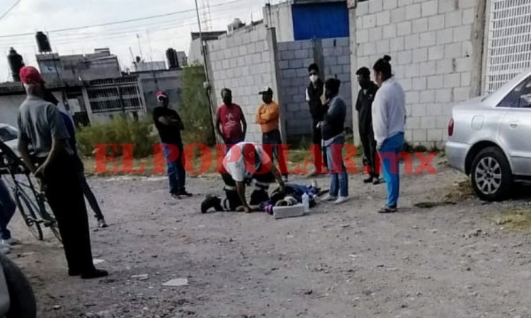 Muere mujer por aparente paro cardíaco en la vía pública