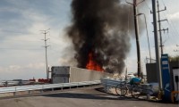 Transportista se salva tras volcadura e incendio de su unidad