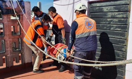Mujer mayor se lesiona tras caída en Prados Agua Azul