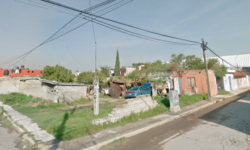 El niño se encontraba jugando en un árbol, pero accidentalmente resbaló y cayó.