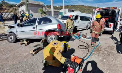 Choque de ruta y auto deja persona prensada 