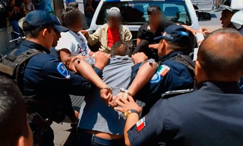 Agentes golpean y someten a un sujeto tras confundirlo con delincuente en Tepeaca 