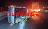 Camioneta termina volcada en la autopista México-Puebla