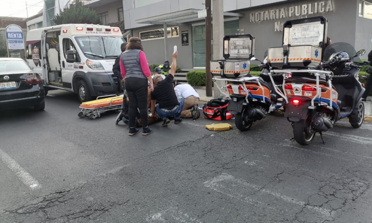 Conductora no respeta luz roja e impacta con motoneta en La Paz