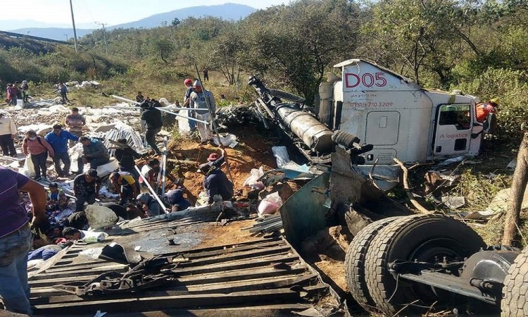 Muere trailero en una volcadura en la autopista Puebla-Córdoba 