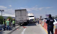 Cierran autopista México-Puebla por choque de tráileres 