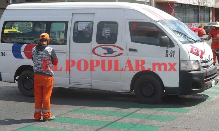 ¡Le valió! Camioneta se pasa el rojo y choca contra ruta dejando lesionados en Puebla