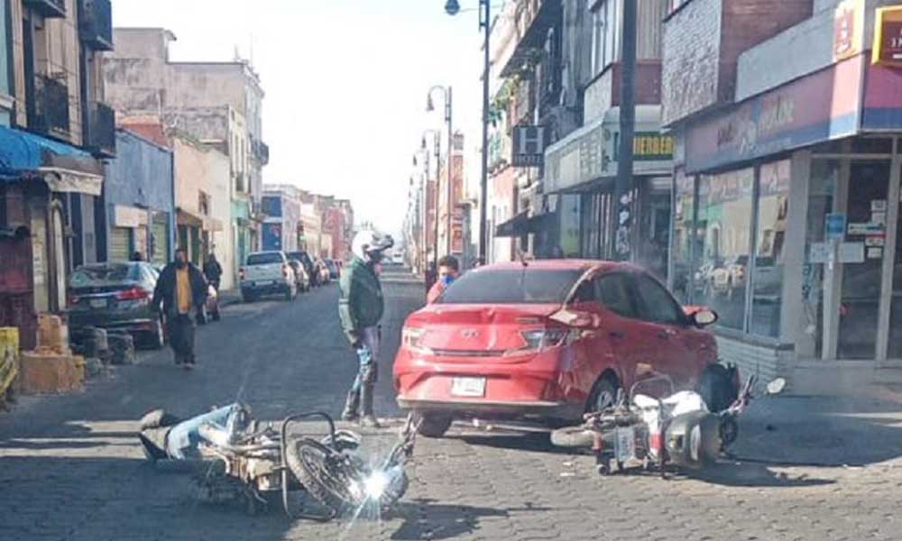 Choque entre dos motos y un auto deja dos lesionados en el centro de Puebla 