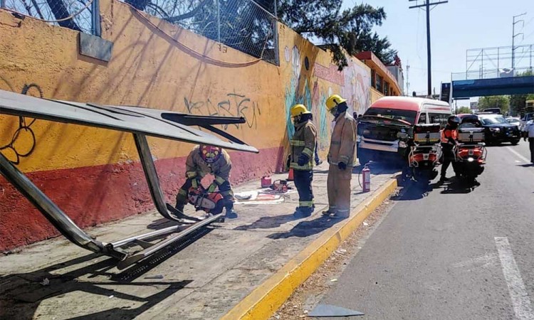 Ruta 26 choca contra paradero y lo destruye en Prolongación Reforma