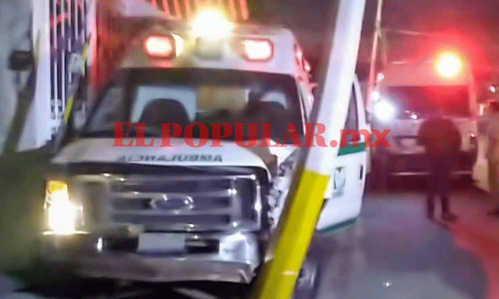 Ambulancia del IMSS choca contra poste