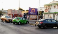 Se pasa el rojo del semáforo y provoca choque múltiple en la junta auxiliar de San Baltazar Campeche