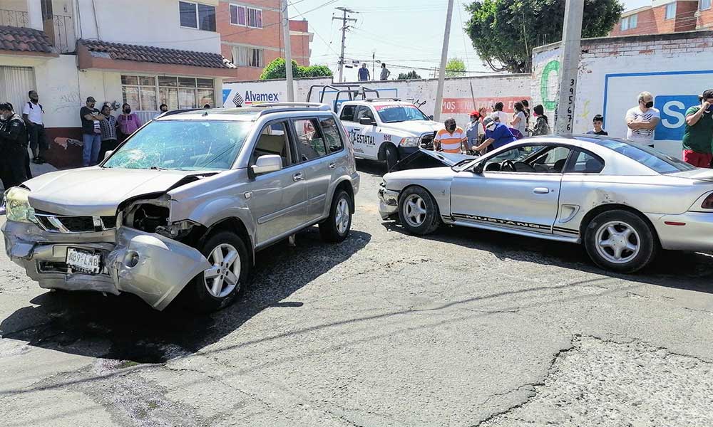 Tras persecución un par de presuntos asaltantes chocaron al sur de Puebla por lo que fueron detenidos