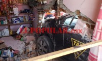 Tras persecución policial, taxi se estampa contra negocio en San Bernabé Temoxtitla