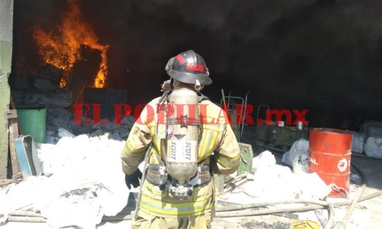 Incendio en San Andrés Cholula consume toneladas de borra