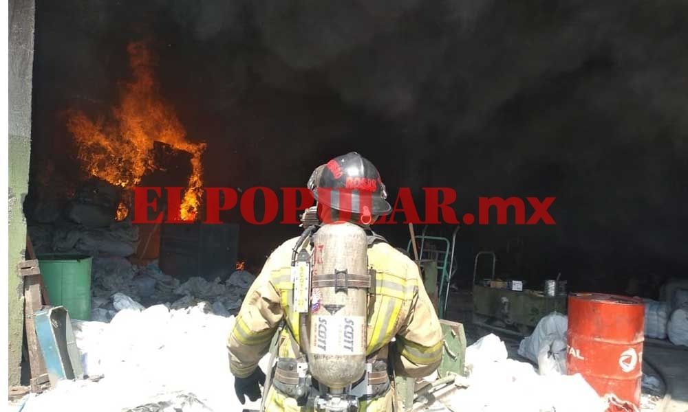 Incendio en una bodega en Tlaxcalancingo consumió toneladas de borra
