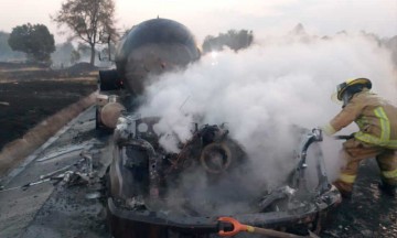 Pipa de gas LP termina calcinada en la autopista Amozoc-Perote