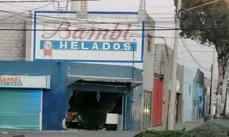 Automóvil se estrella contra negocio en la colonia Malintzi, de la ciudad de Puebla