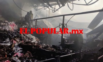 Bomberos sofocan dos incendios en la capital poblana