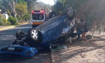 Cierran vialidad en Bosques de San Sebastián por volcadura de automóvil. Conductor manejaba a exceso de velocidad