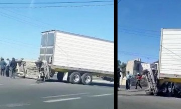 Volcadura y choque de auto contra tráiler deja un muerto 