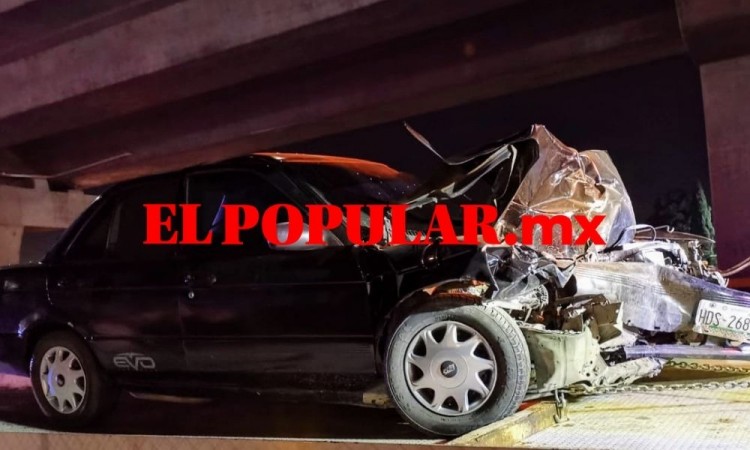 Choca auto contra tráiler sobre la autopista México Puebla