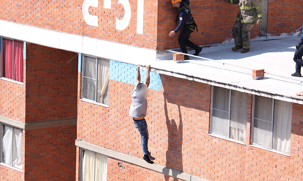 Hombre se lanza de edificio y resulta herido en San Bartolo