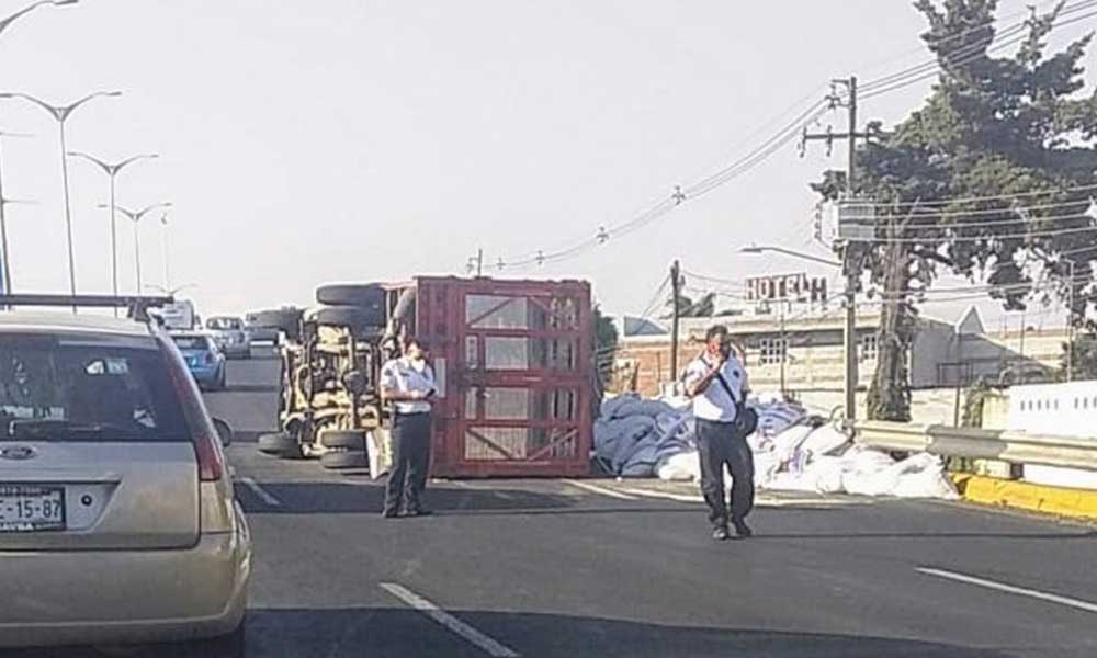 Volcadura de camión provoca tráfico en puente de San Felipe