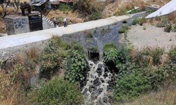 Ebrio cae a barranca del Río Atoyac, es sacado por su familia