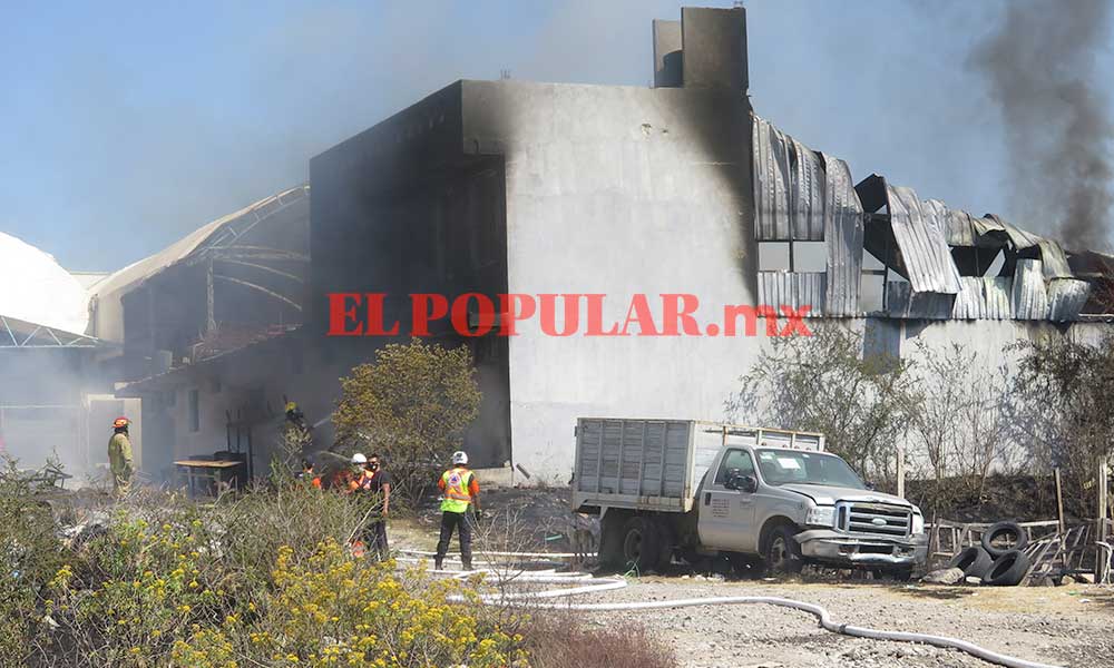Incendio calcina bodega de reciclaje y vehículo en Totimehuacan