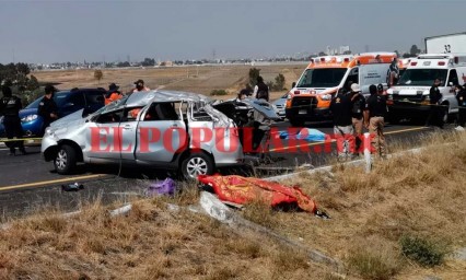 Volcadura deja dos muertos y tres heridos en la Vía Atlixcáyotl