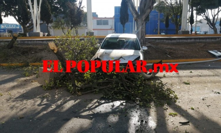 Abandona vehículo tras percance en San Rafael Poniente