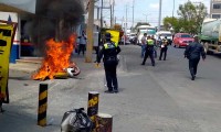 Durante retén motoneta termina calcinada en la colonia Santa Rosa en Puebla