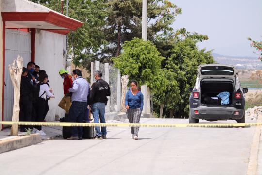 Mujer encuentra el cadáver de su hermana cubierto con una cobija en Santa María Guadalupe Tecola