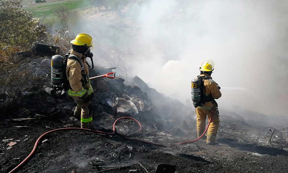 Flamazo en tanque e incendio en terreno movilizan a vulcanos al sur de Puebla 