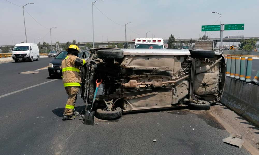 Choque y volcadura de auto deja a un menor lesionado en la Vía Corta a Santa Ana Chiautempan