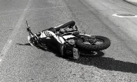 Motociclista terminó herido por derrape y choque en la colonia Loma Encantada