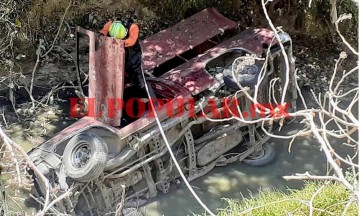 Volcadura y caída a barranca de una camioneta deja un muerto en San Jerónimo Caleras