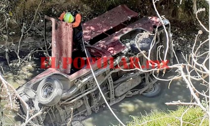 Volcadura y caída a barranca de una camioneta deja un muerto en San Jerónimo Caleras