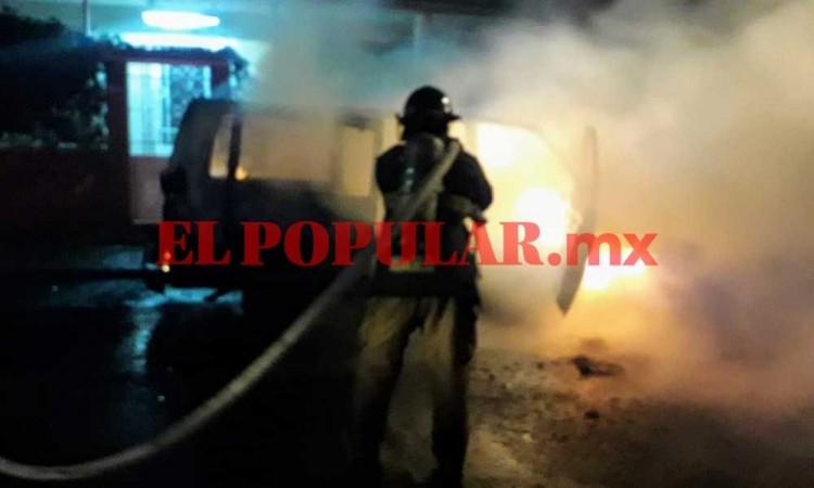 Camioneta termina calcinada en la colonia Insurgentes en Puebla 