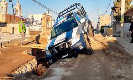 Patrulla municipal cae a una zanja en una obra del barrio de Santiago