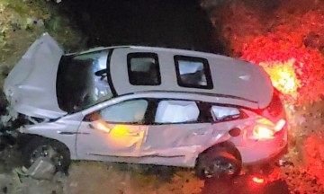  Abandonan camioneta tras caer a barranca en Cuautinchan