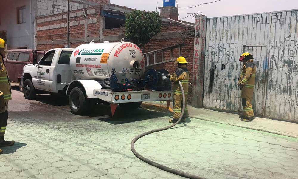 Fuga de gas LP en pipa deja lesionados a dos trabajadores en Cholula 