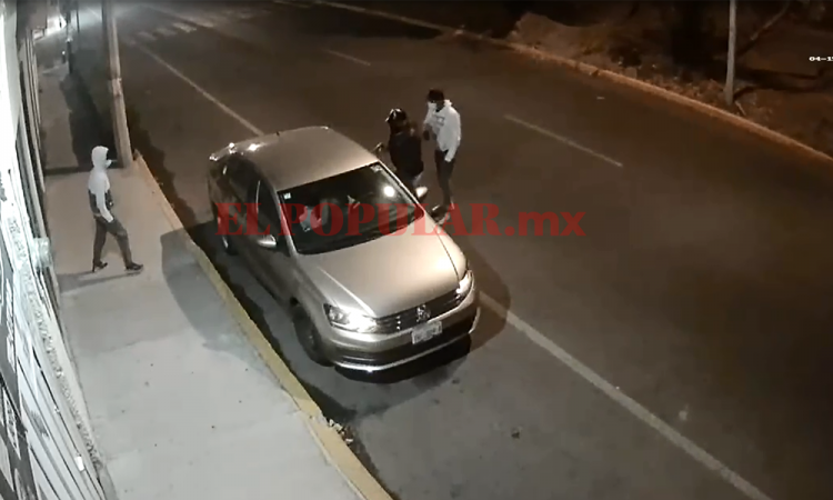 Atracan a pareja y le roban vehículo en Plazas Amalucan